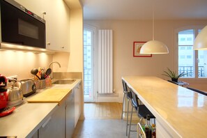 Kylskåp, mikrovågsugn, ugn och diskmaskin