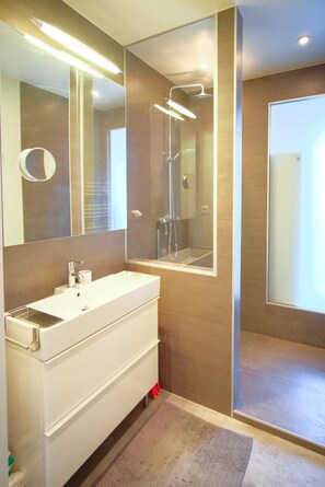 Douche, sèche-cheveux, serviettes fournies