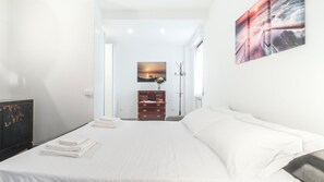 1 chambre, fer et planche à repasser