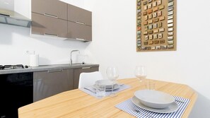 1 chambre, fer et planche à repasser