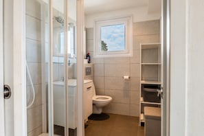 Secador de cabelo, toalhas de banho