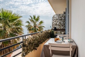 Outdoor dining - Apt With Balcony With direct access to the beach (Villeneuve-Loubet)