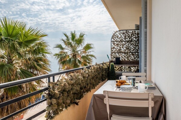 Outdoor dining - Apt With Balcony With Beach Vue (Villeneuve-Loubet)