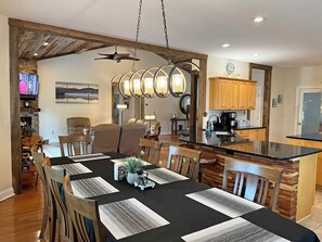 Una cocina moderna con armarios de madera, encimera negra y una isla integrada.