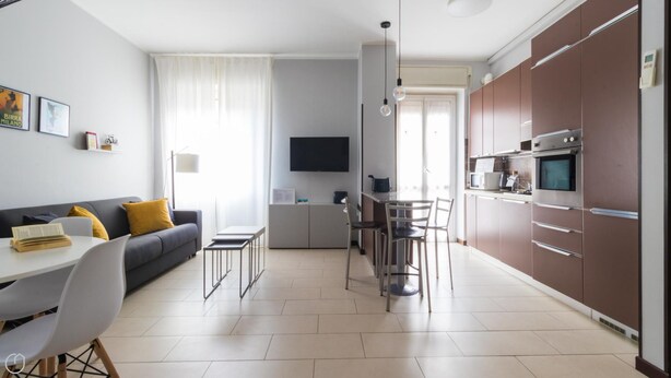 A modern apartment with a living room, dining area, and kitchen. - Italianway Comfort - Antonia Pozzi 5 (Milan)