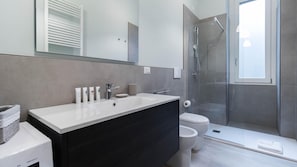 1 habitación, tabla de planchar con plancha y wifi 