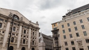 Un edificio histórico con arquitectura clásica, que presenta columnas y estatuas.