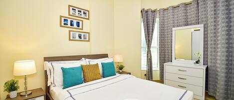 Studio | Tallelokero huoneessa, pimennysverhot, silitysrauta/-lauta