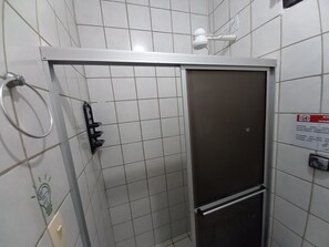 Familienapartment | Badezimmer | Dusche, Haartrockner, Handtücher
