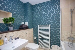 Baignoire, sèche-cheveux, serviettes fournies