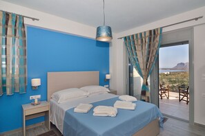 2 makuuhuonetta, tallelokero huoneessa, silitysrauta/-lauta