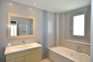 Kylpyamme, hiustenkuivaaja, pyyhkeet