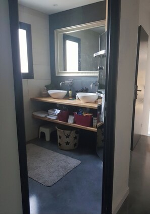 Bathtub, towels - House with pool (Montredon-des-Corbières)