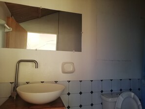 Bathtub, towels, soap, toilet paper - Titicaca Andean Lodge Peru (Puno)