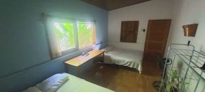스탠다드 공용 도미토리, 더블침대 2개, 공용 욕실, 정원 전망 | 욕실 | 샤워 시설, 무료 세면용품, 타월, 비누