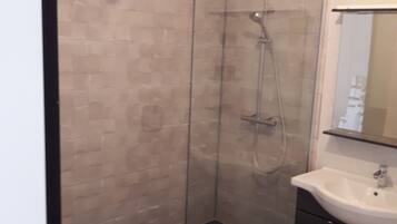 Douche, sèche-cheveux, serviettes fournies, savon