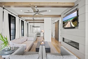 Smart TV, chimenea y estéreo 