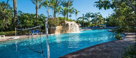 Una piscina al aire libre