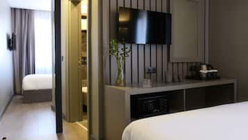 Minibar, caja de seguridad en la habitación y escritorio