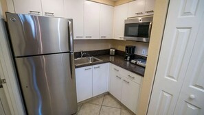 Fridge, microwave, oven, stovetop - TIMESHARE SUITE B FOR RENT, April 16-23, 2022. WHY STAY IN A HOTEL. (Weston)
