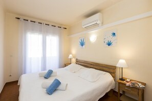 2 chambres, fer et planche à repasser