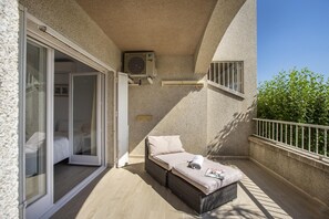 2 habitaciones y tabla de planchar con plancha 