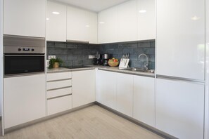 Refrigerador, horno, lavavajillas, cafetera/tetera