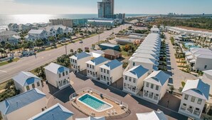 Ein Resort mit mehreren Gebäuden, einem Schwimmbad und Blick auf den Ozean.