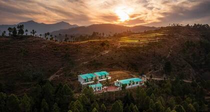 A heavenly himalayan getaway in complete solitude on a hill