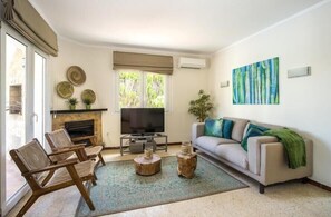 Televisie en een open haard