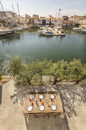 Outdoor dining - Beautiful fisherman's house with 4 bedrooms, swimming pool and mooring. (Empuriabrava)