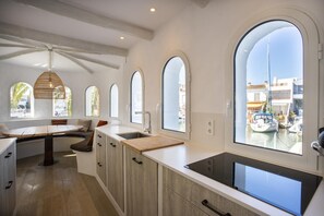 Jääkaappi, mikroaaltouuni, uuni, astianpesukone