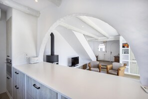 Fridge, microwave, oven, dishwasher - Beautiful fisherman's house with 4 bedrooms, swimming pool and mooring. (Empuriabrava)