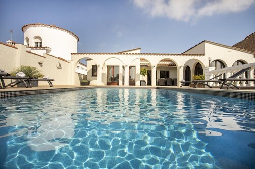 Fantastic villa on the canal with 5 bedrooms, swimming pool and mooring.