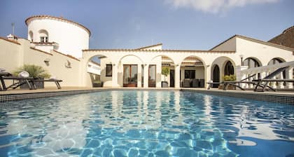 Fantastic villa on the canal with 5 bedrooms, swimming pool and mooring.