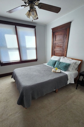 3 bedrooms, desk, iron/ironing board, travel crib - Charming Cottage, close to all the sights. (Nauvoo)