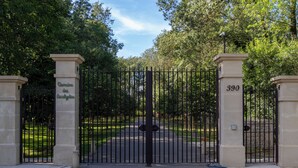 Una entrada cerrada con un letrero que dice "Domaine des Escalopins" y el número "390" en la puerta.