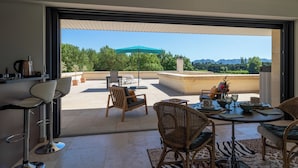 Un comedor moderno con vistas a un paisaje montañoso.