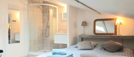 1 chambre, bureau, draps fournis