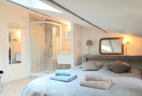 1 quarto, escrivaninha, roupa de cama