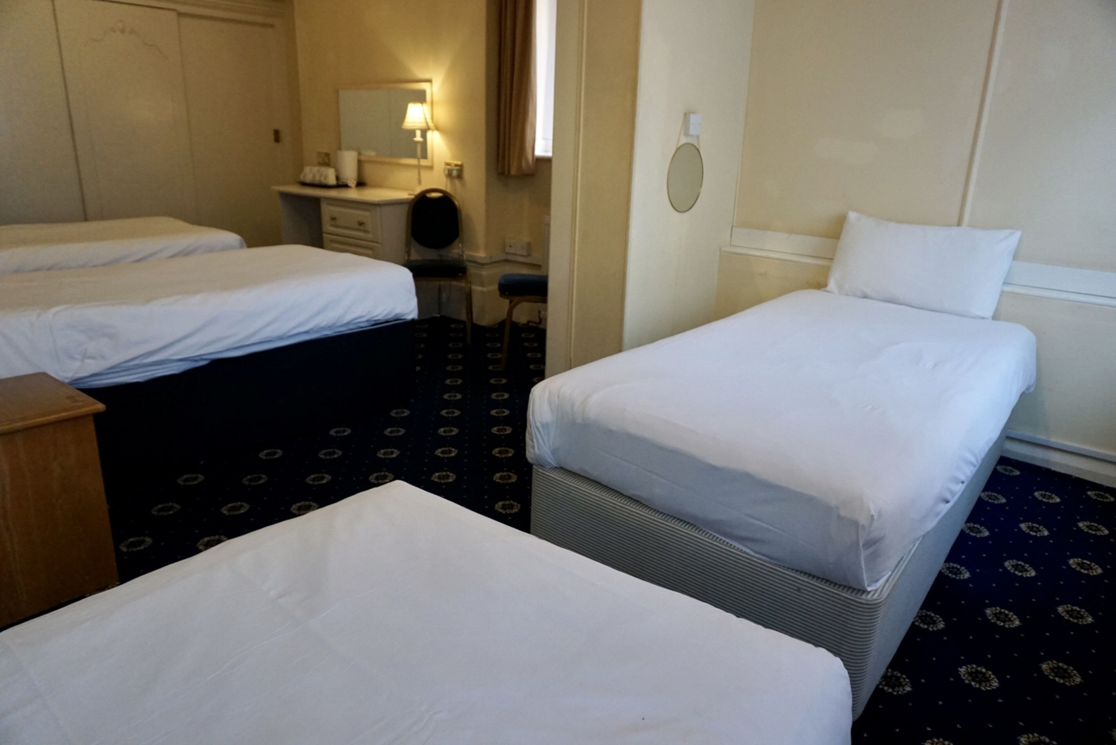 مكتب ومكواة/لوح كي وملاءات أسرّة