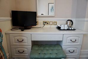 Bureau, fer et planche à repasser, draps fournis