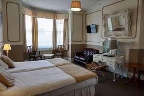 Bureau, fer et planche à repasser, draps fournis