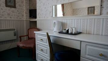 Standard Twin Room, 2 Single Beds | Desk, iron/ironing board, bed sheets