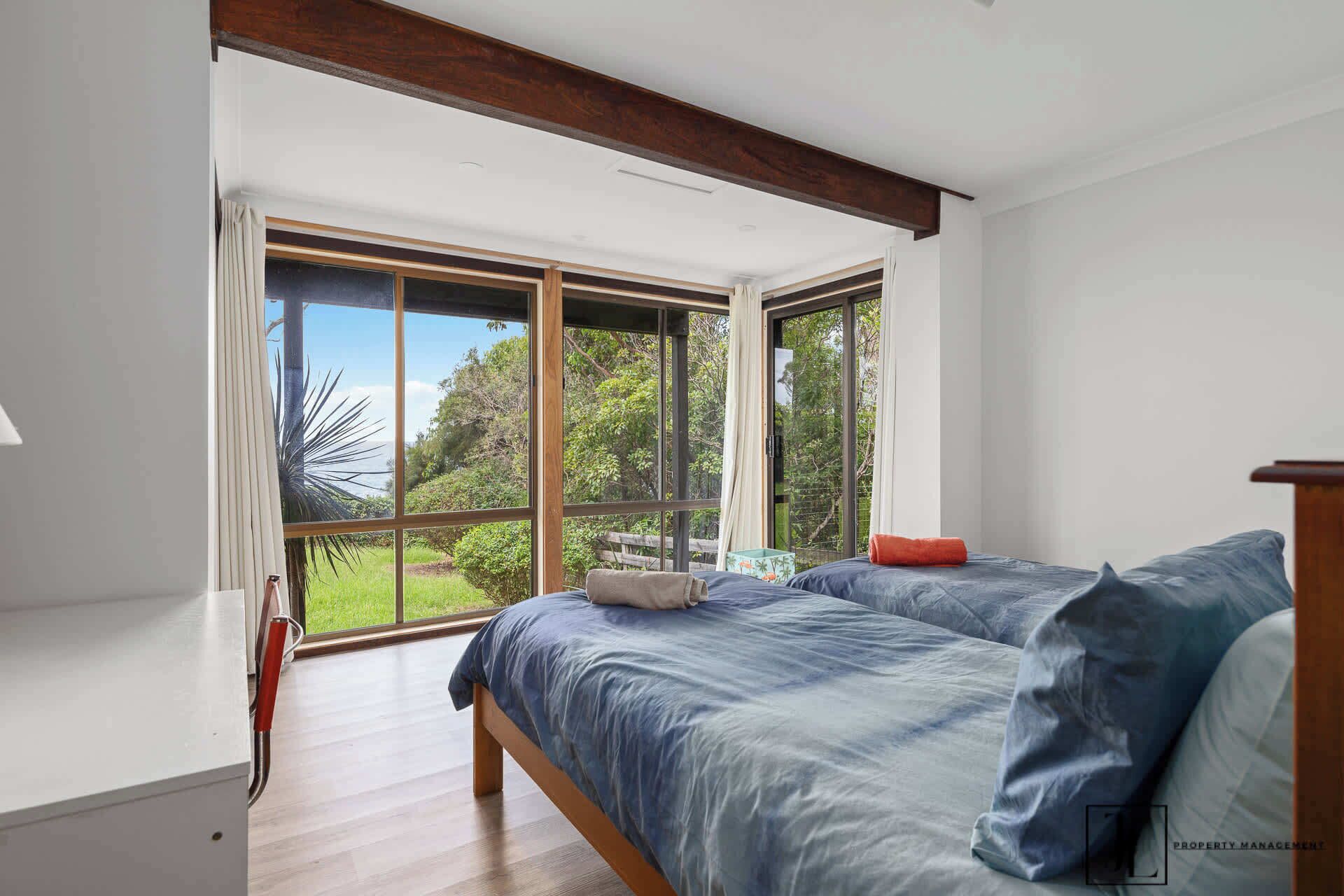 5 bedrooms, iron/ironing board, WiFi, bed sheets