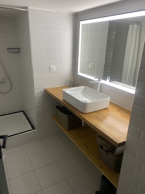 Douche, serviettes fournies, savon, papier toilette