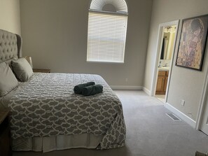 6 bedrooms, desk, iron/ironing board, free WiFi