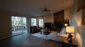 TV connectée, table de tennis de table, livres