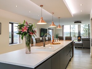 Cottage | Private kitchen | Fridge, dishwasher, electric kettle, toaster