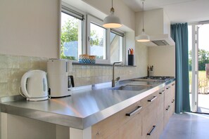 Een koelkast, een magnetron, een oven, een vaatwasser